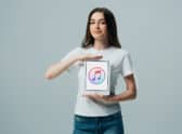 pige har ipad i hænderne med apple music logo